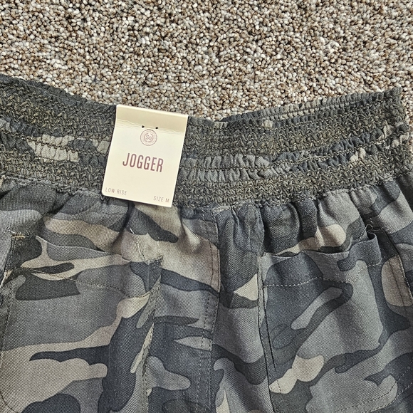 Camo print joggers, size medium. - Picture 3 of 5